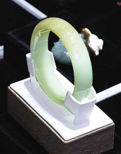 現(xiàn)代岫玉手鐲 收藏價(jià)值不高